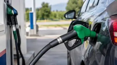 KI-Symbolbild zum Thema sinkender Dieselpreise in Österreich: Eine Zapfpistole steckt im Tank eines Autos.