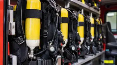 Feuerwehr bekämpft Kellerbrand am Steinberg in Mortantsch