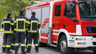 Feuerwehr birgt Pkw nach Abkommen von der LB 5