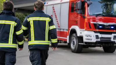 Feuerwehr Braunau hebt Lkw-Aufleger zurück auf die Fahrbahn