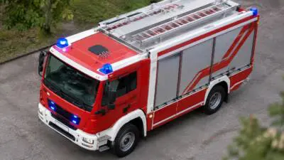 Feuerwehr Frankenburg holt Pkw in Badsiedlung aus Straßengraben