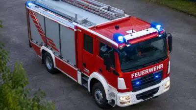 KI-Symbolbild zum Thema des Beitrags über die Alarmierung der Feuerwehr Frauenkirchen zu einer Fahrzeugbergung bei Gols.