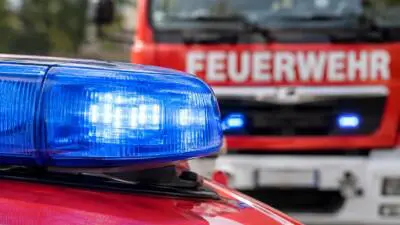 Feuerwehr Imst kontrolliert steckengebliebenen Aufzug am Johannesplatz