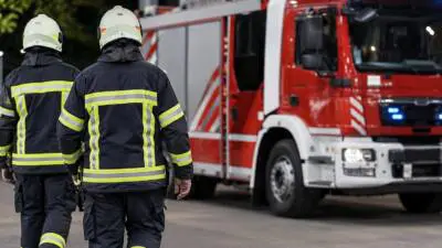 Dieses KI-Symbolbild illustriert das Thema eines ausgelösten Heimrauchwarnmelders, zu dem die Feuerwehr Jenbach alarmiert wurde.