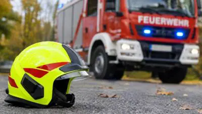 Feuerwehr löscht Glutreste eines Holzhaufens in Schlüßlberg