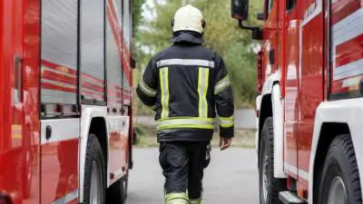 Feuerwehr löscht Kellerbrand in Mehrparteienhaus in Zell am See
