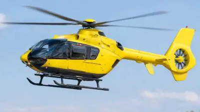 KI-generiertes Bild: Ein gelber Hubschrauber vor blauem Himmel.
