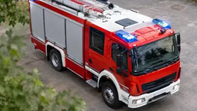 KI-Symbolbild zum Brandmeldealarm, bei dessen Kontrolle die Feuerwehr keinen Brand feststellte.