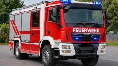 Feuerwehr pumpt Wasser aus Kellerröhre in Pillichsdorf