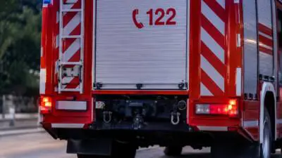 Feuerwehr Rust arbeitet nach Brand in der Ruster Bucht weiter
