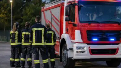 Feuerwehr Ungenach zieht Pkw mit Seilwinde aus Straßengraben