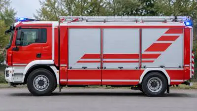Feuerwehr zieht Firmenbus mit Seilwinde aus Straßengraben