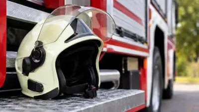 Feuerwehr zieht Lkw nahe der Pernecker Bergkirche bergauf