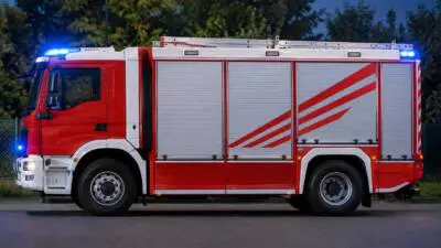 Feuerwehren löschen Reifenbrand an Tiertransporter auf der A5