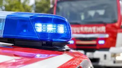 Feuerwehren rücken nach Brand neben Maschinenhalle in Horn ein