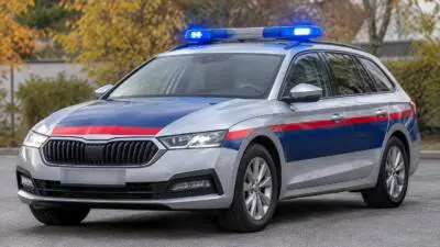 Fußgänger stößt in Villach mit Pkw zusammen und wird verletzt