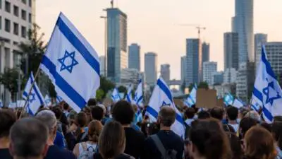 KI-Symbolbild: Eine Menschenmenge mit israelischen Flaggen vor einer Hochhauskulisse.
