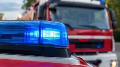 Heißluftfritteuse brennt auf Herdplatte in Wohnung an