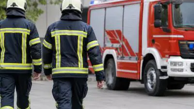 Holzanzünder gerät in Haiming nahe einem Ofen in Brand