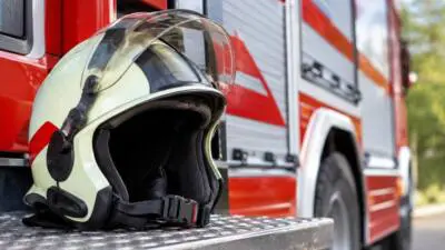 Imbissanhänger kippt nach Zaunkollision auf Neu-Götzner-Straße um