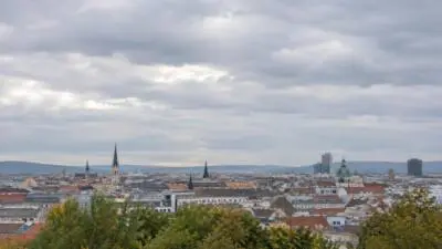 KI-Symbolbild: Eine Stadtansicht unter dicht bewölktem Himmel.
