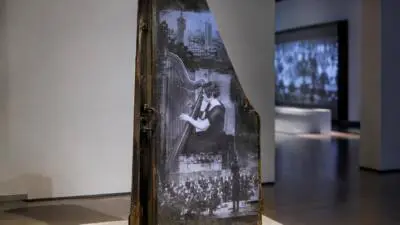 Jüdisches Museum Wien zeigt Goldners Harfenkasten in Installation