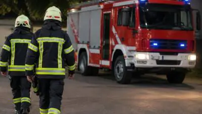 Kastenwagen prallt auf der A2 gegen Baustellenanhänger