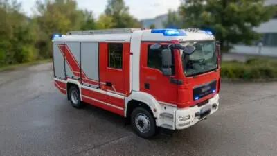 Lenker bringt brennendes Gespann aus dem Schönbergtunnel