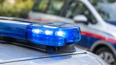 Linienbus stößt in Wien-Simmering gegen Plakatwand