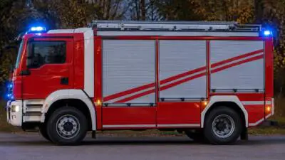Lkw-Anhänger mit 700 Hühnern kippt bei Zell am Moos um