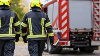 Lkw verliert Betriebsmittel, Feuerwehr Gresten reinigt Straße