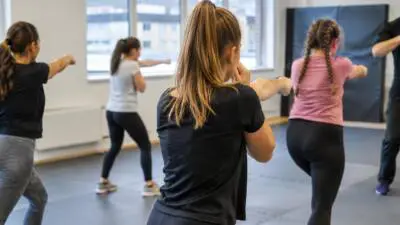 Mädchen lernen Selbstverteidigung: Kurs in Spittal
