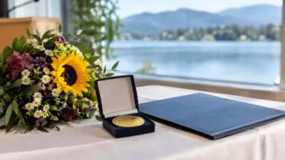 KI-generiertes Bild: des Beitrags: Blumenstrauß, Medaille und Mappe stehen für eine Auszeichnung bei einem Redewettbewerb.
