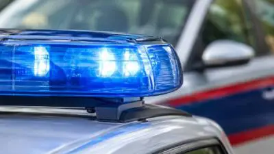Motorkarren stürzt in Fließ rund 100 Meter ab