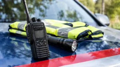 Motorradfahrer schlittert in Leutasch unter der Leitschiene durch