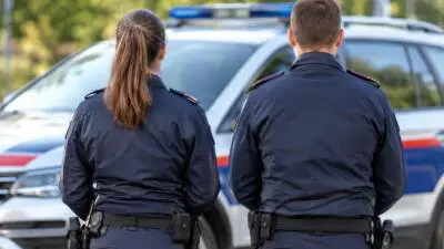 Motorradlenker prallt in Pasching auf Pkw und wird schwer verletzt
