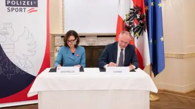 Rosa Diketmüller und Innenminister Gerhard Karner unterzeichnen die Vereinbarung zur Zusammenarbeit für Safe Sport.