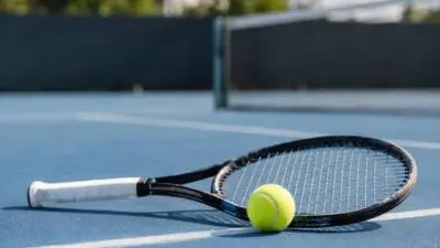KI-Symbolbild: Ein schwarzer Tennisschläger und gelber Ball liegen auf blauem Platz.