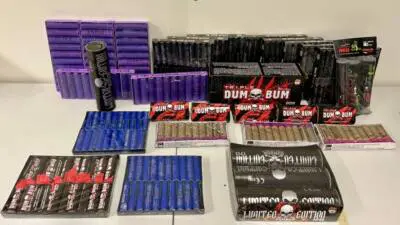 Verschiedene pyrotechnische Gegenstände und Feuerwerkskörper liegen auf einer Fläche.