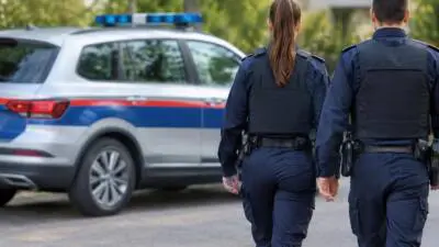 Parkender Pkw wird bei Unfall in Bludenz gegen Hausfassade geschoben