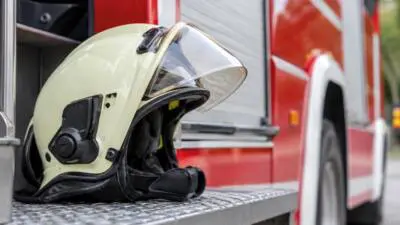 Pkw bleibt in Wohnhausanlage auf Stiegenabgang im Bezirk Tulln stecken