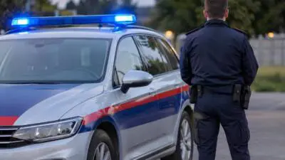 Pkw durchstößt Geländer in Klagenfurt und landet im Glanfluss