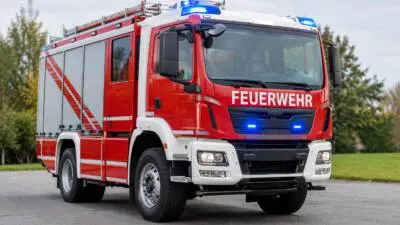 Pkw fährt auf Verkehrsinsel und kommt auf der B19 ab
