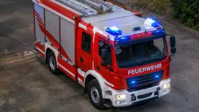 Pkw gerät nach Kollision mit Hausmauer in Droß in Hofeinfahrt