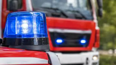 Pkw kommt auf der B38 bei Peilstein auf dem Dach zu liegen