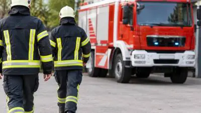 Pkw kommt in Nößlbach von der Fahrbahn ab