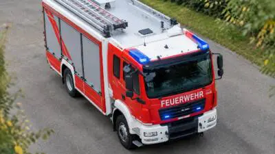 Pkw kommt von der L 426 ab und bleibt im Rinnsal hängen