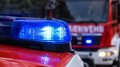 Pkw prallt auf der B93 gegen Böschung, eine Person wird verletzt