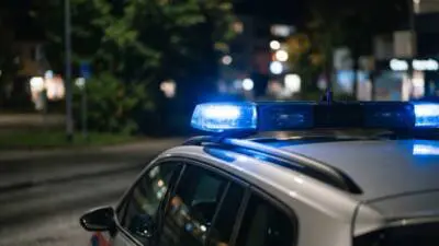 Pkw prallt auf L205 gegen Gebäude, Lenker wird verletzt