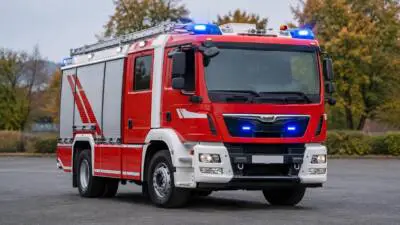 Pkw prallt frontal gegen Strommast, Lenkerin bleibt unverletzt